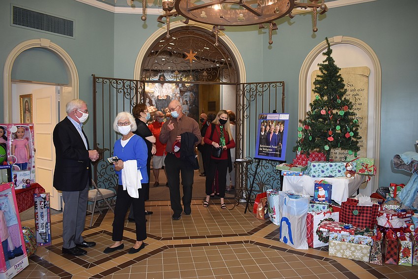 Attendees briefly paused to say their thanks to the organizers.