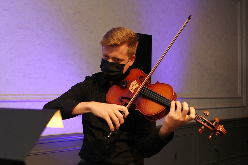Daniel Urbanowicz played viola.
