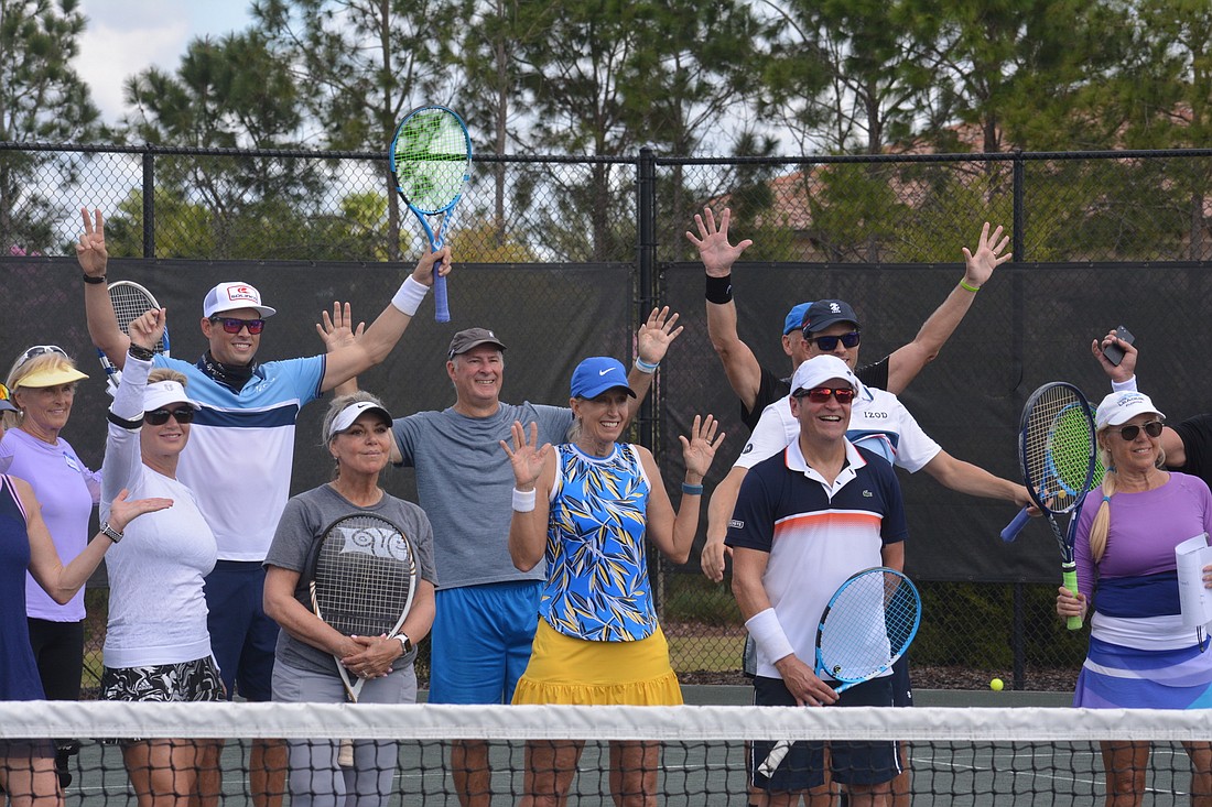 The Bryan brothers and their Lake Club clinic participants celebrate at the day&#39;s end.