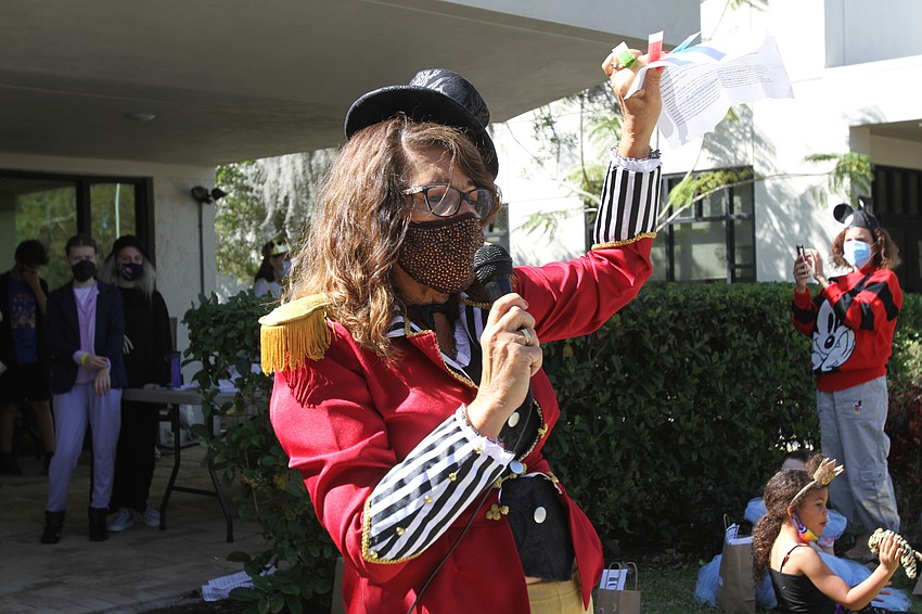 Director of Education Sabrina Silverberg welcomed families to the show.