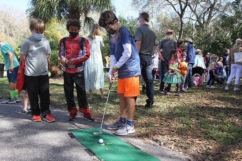 Benny Labinger, Mikai Bridges and Isaac Sherff played golf.