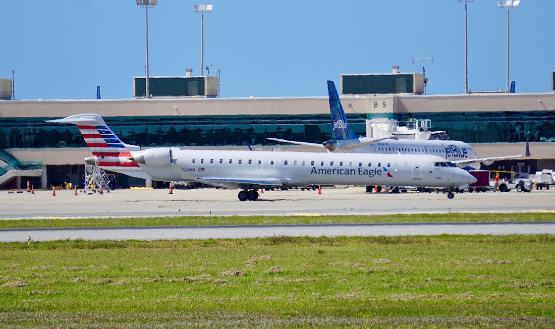 American Airlines flies from Sarasota-Bradenton International Airport in everything from Flights are completed on everything from 76-seat Embraer and CRJ aircraft to 187 passenger Airbus A-321 aircraft.Â
