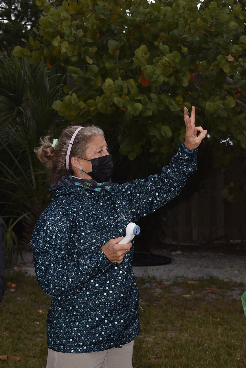 Ronda Ryan directs volunteers to boats.
