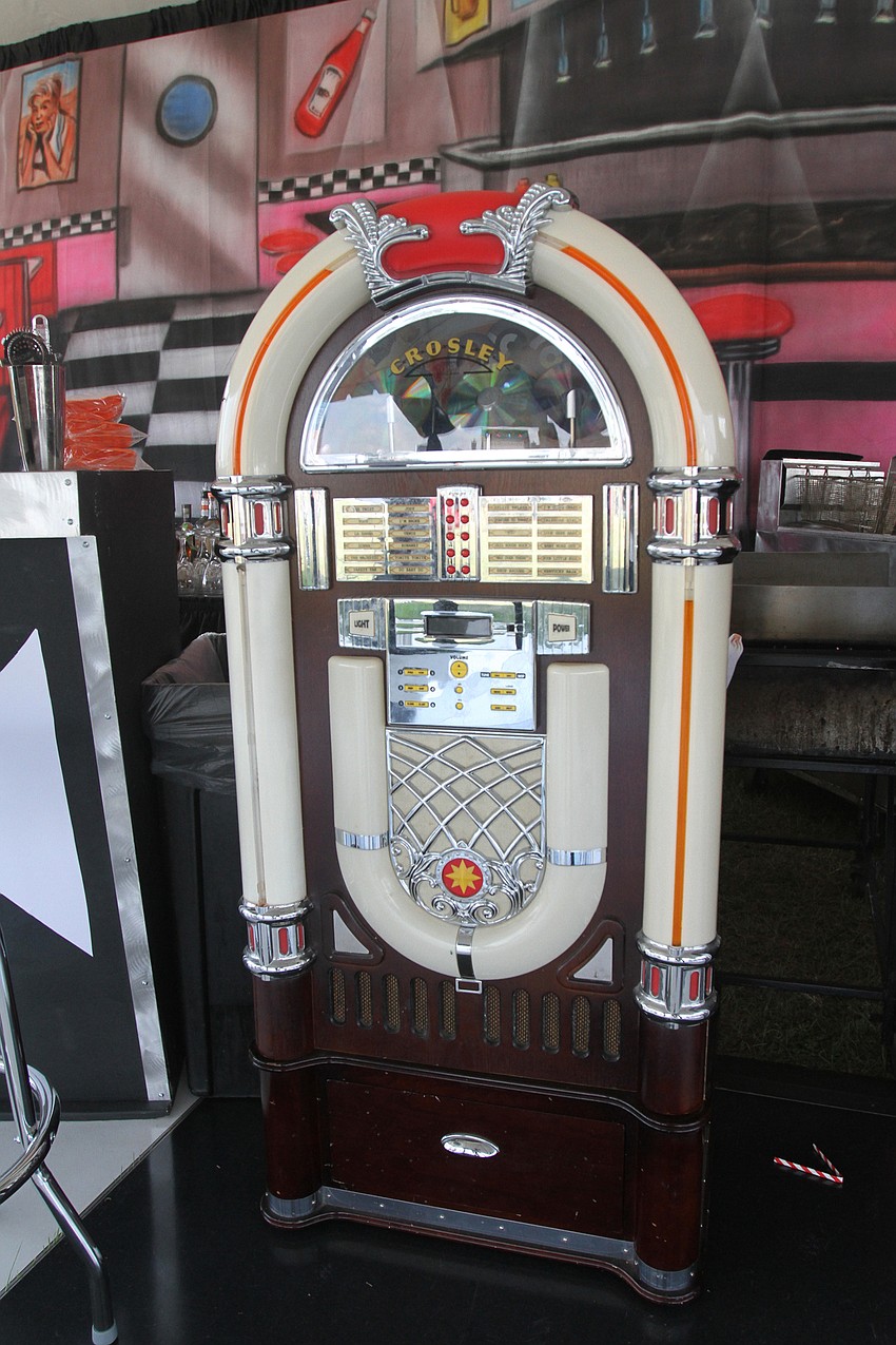 A vintage jukebox completed the restaurant area.