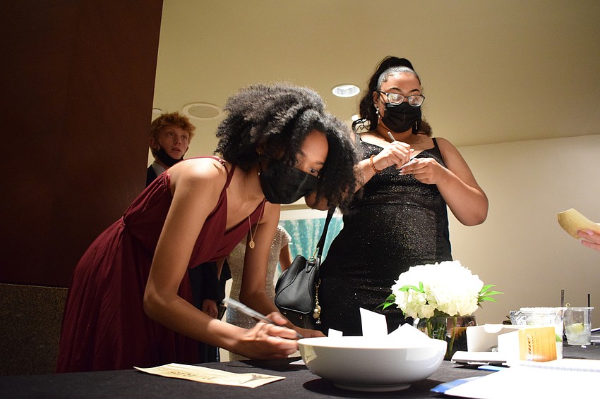 Seniors Tayjah Kennedy and Dania Polanco vote for prom king and queen.