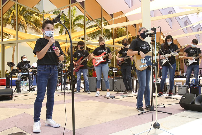 Ezra Lerario and Alix Leinweber play a variety of songs.