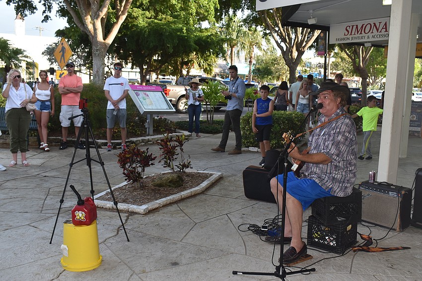 Steve Arvey drew a crowd with his cigar-box guitars.