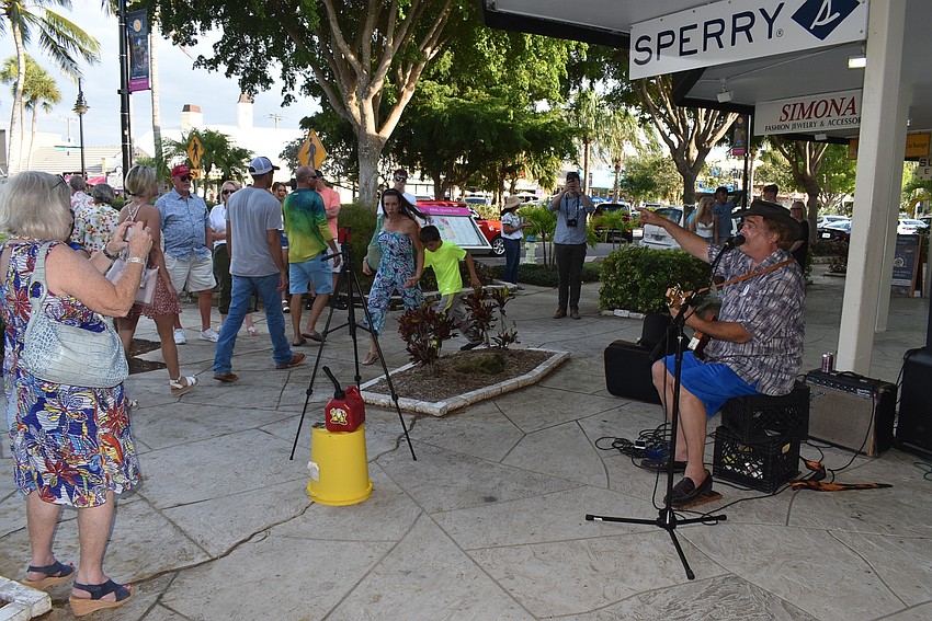 Steve Arvey drew a crowd with his cigar-box guitars.