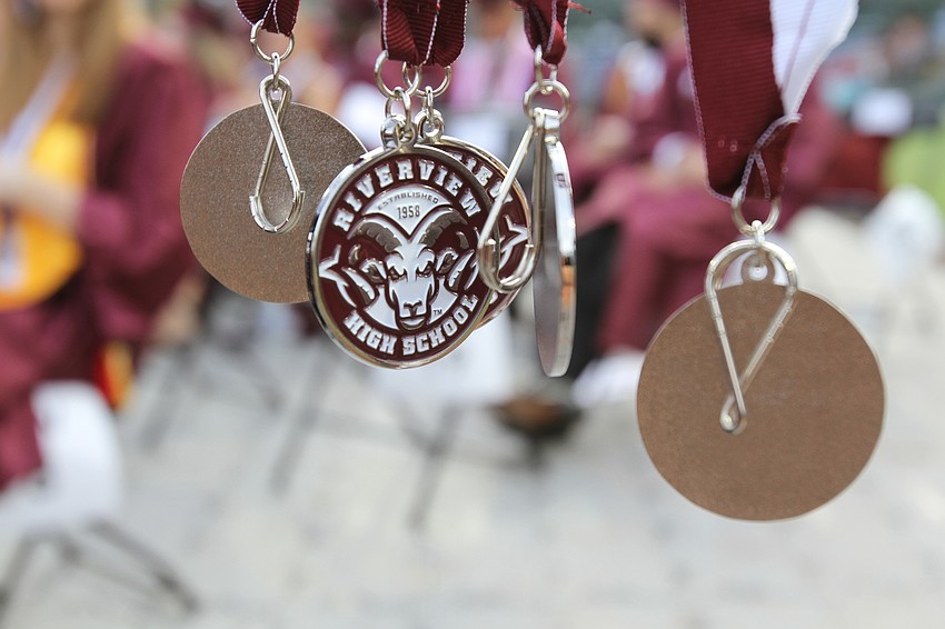 Graduates received medals at the graduation.