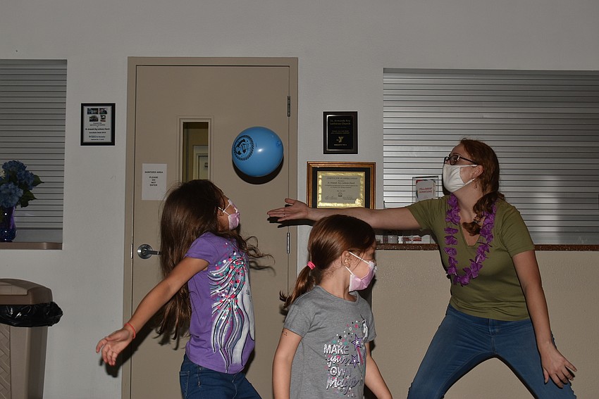 Catalina and Sienna Campbell bop balloons with Nina Vannucci.