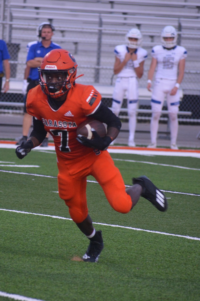 Jaquavious Washington gets the ball on a reverse.