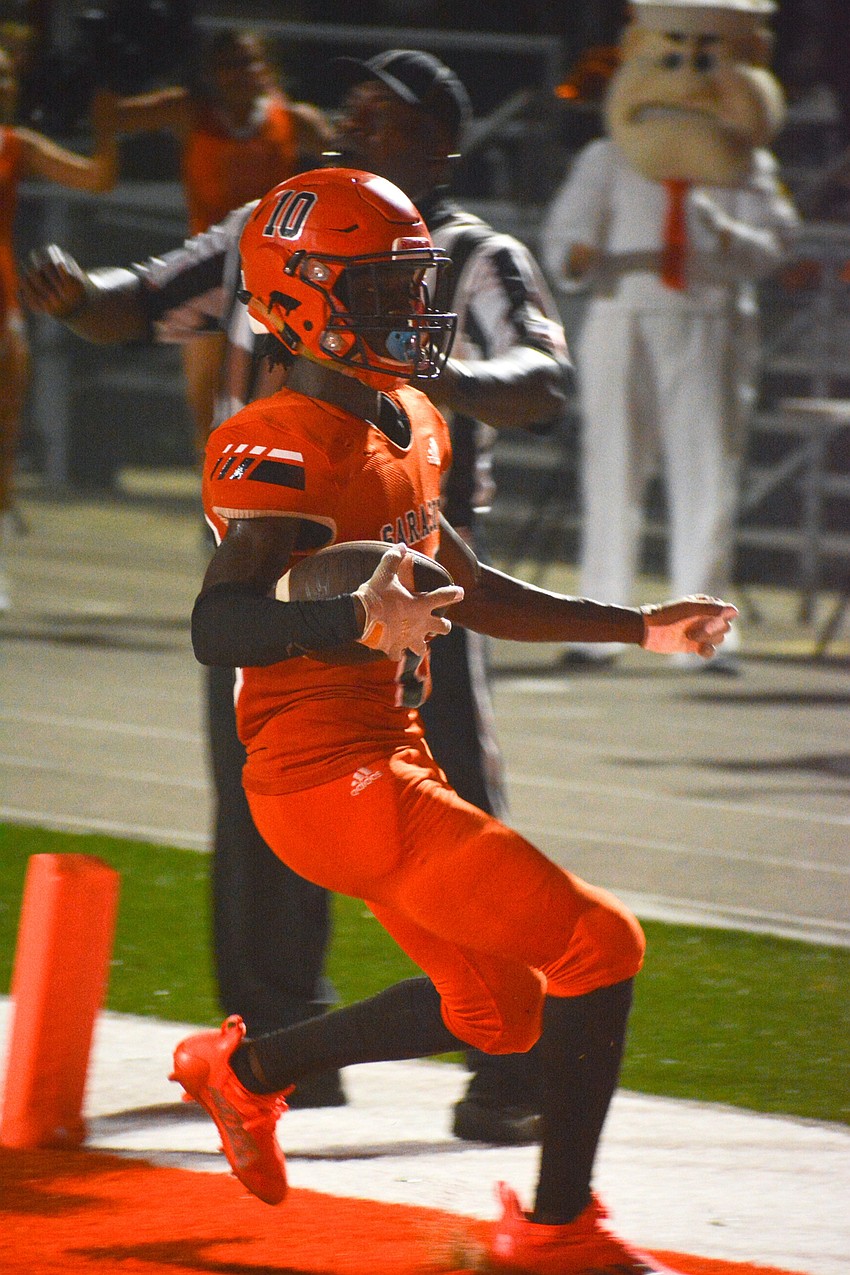 T.J. McKay scores the go-ahead touchdown for the Sailors.