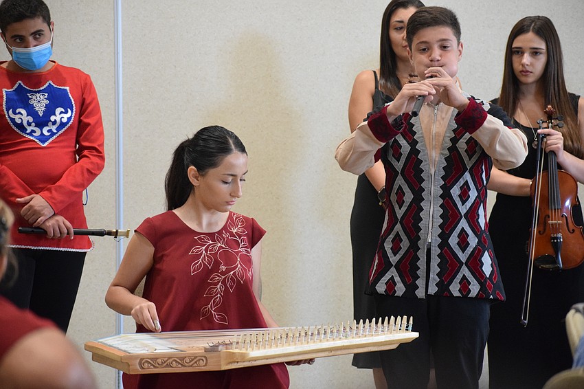 Lilit Petrosyan plays the qanon while Sergey Dalalyan plays a dudek.