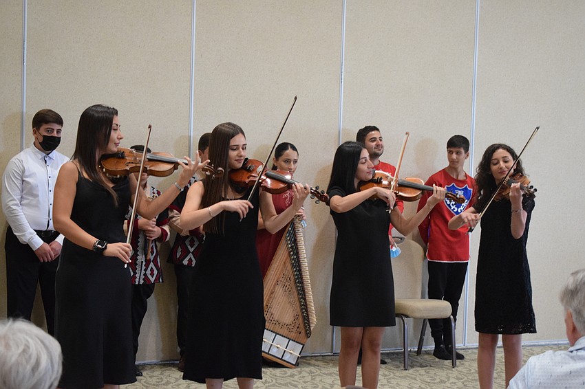 Alisa Darbinyan, Margarita Zakyan, Monika Avanesyan and Margarita Kritikashyan perform Vivaldi's 
