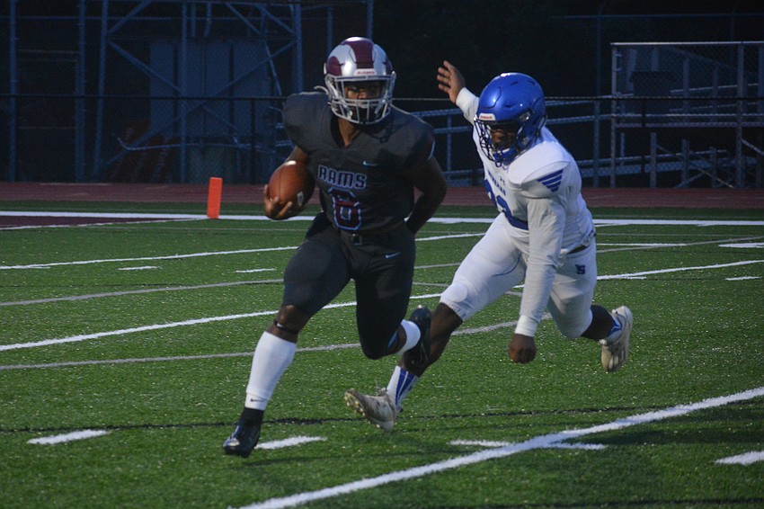 Jay'den Birch outruns a Sebring defender to the sideline.