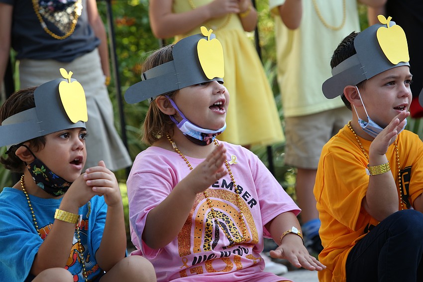 Charlotte Haut sings along.