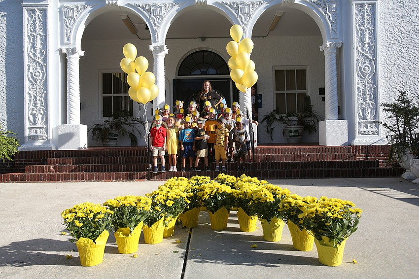 Lindsey Johnson has her class pose for photos.