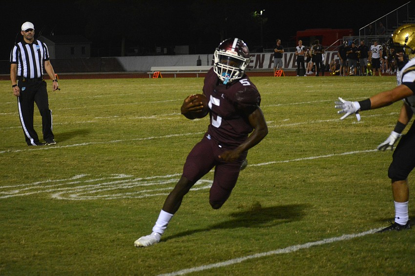 Bryan Kearse sprints to the sideline. Kearse would score on the play.