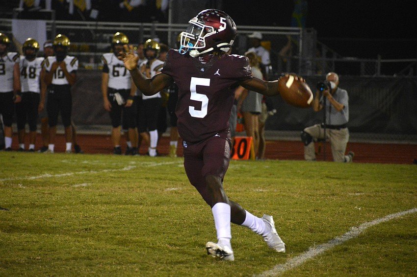 Bryan Kearse fires a pass downfield.