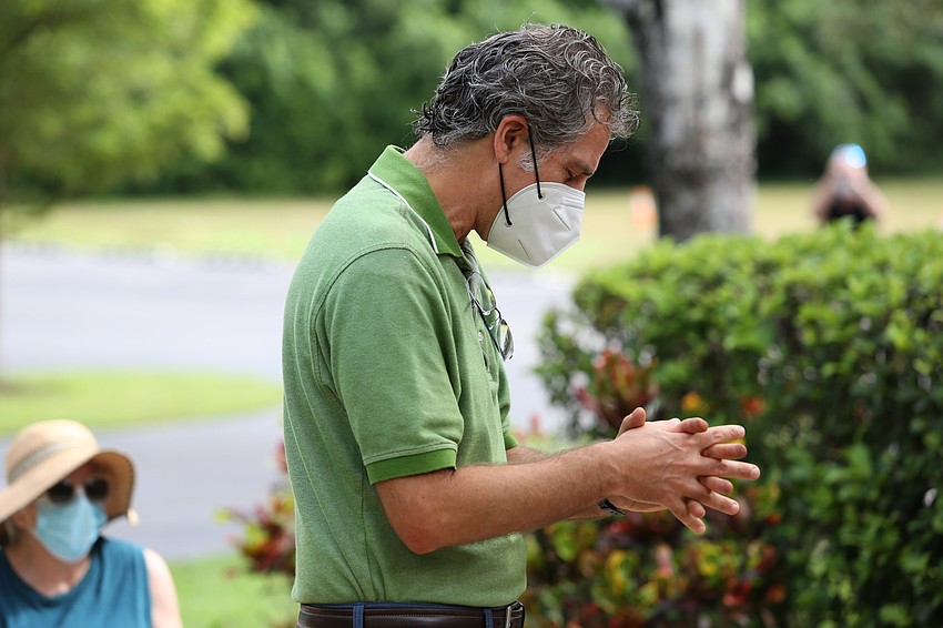 Rabbi Brenner Glickman leads the group in prayer.