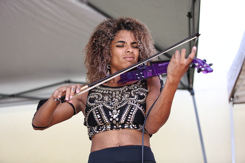 Luna Muni plays for a crowd.