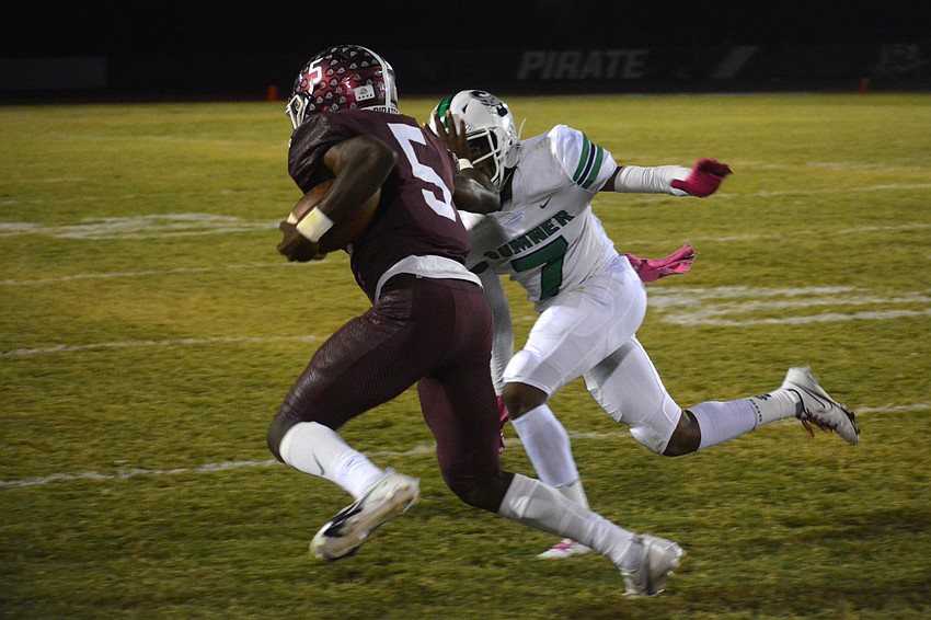 Pirates senior Bryan Kearse stiff arms a Sumner defender.