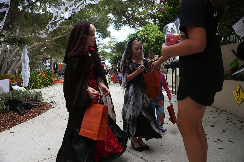 Kaleen Callahan and Jaylee Sherard pick up candy.