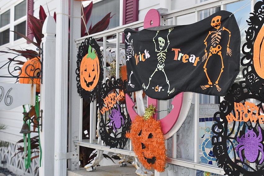 96 in Gulf Shores decked out their deck.