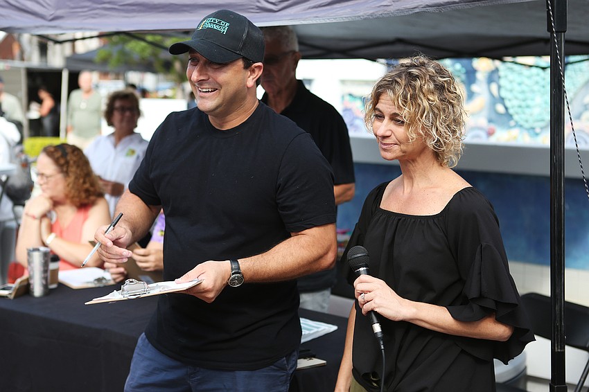 Mayor Hagen Brody judges the dogs.