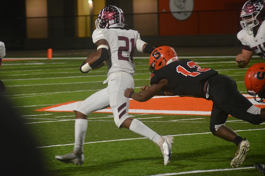 Braden River running back Nehemiah Jenkins breaks free of a tackle from Sailors linebacker Kafale Rivers.