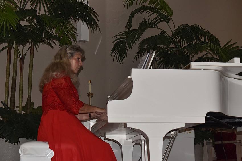 Donna Smith accompanied Siren Song on piano.