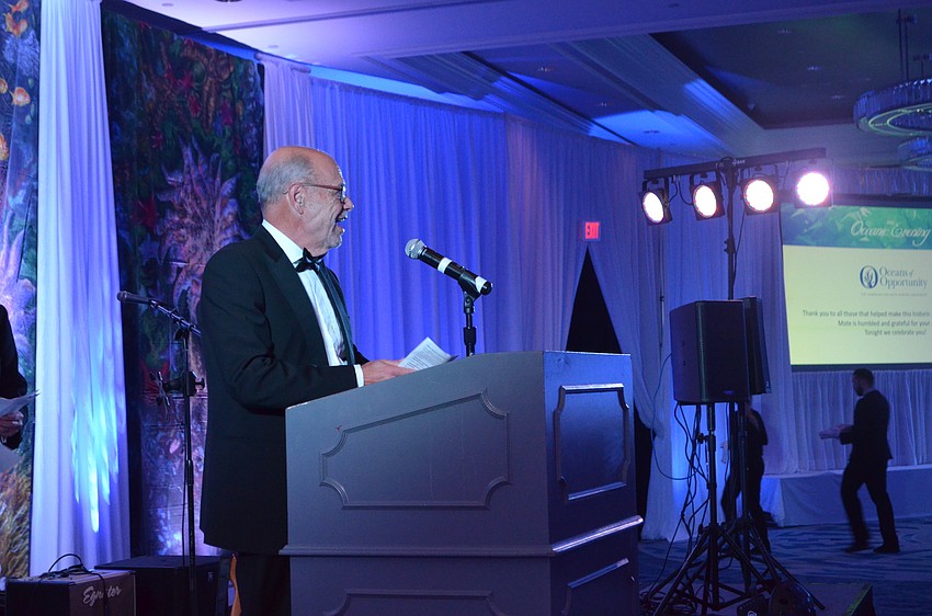 Bob Essner, chair of the campaign, thanks members of the Board of Trustees for their 100% participation.