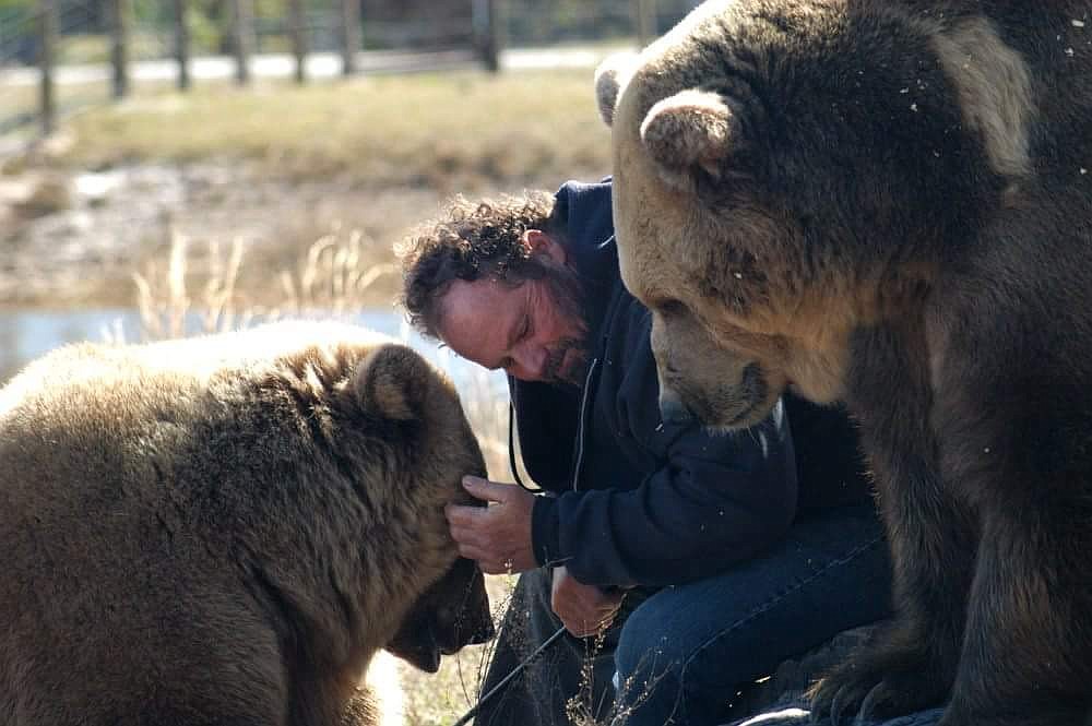 Johnny D. Welde built a reputation as one of the world&#39;   s top bear trainers.