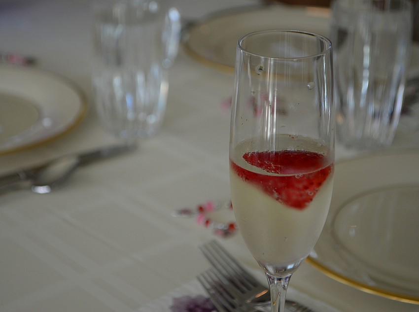 Guests enjoyed prosecco before sitting down for lunch.