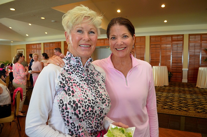 Linda Weber and President of the Women’s 18-Hole Golf Association Suzanne Reiman