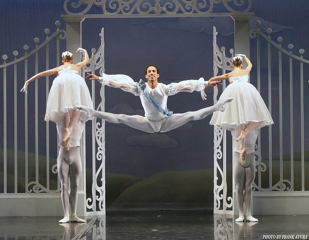 Ricardo Rhodes in "Les Rendezvous." Photo by Frank Atura