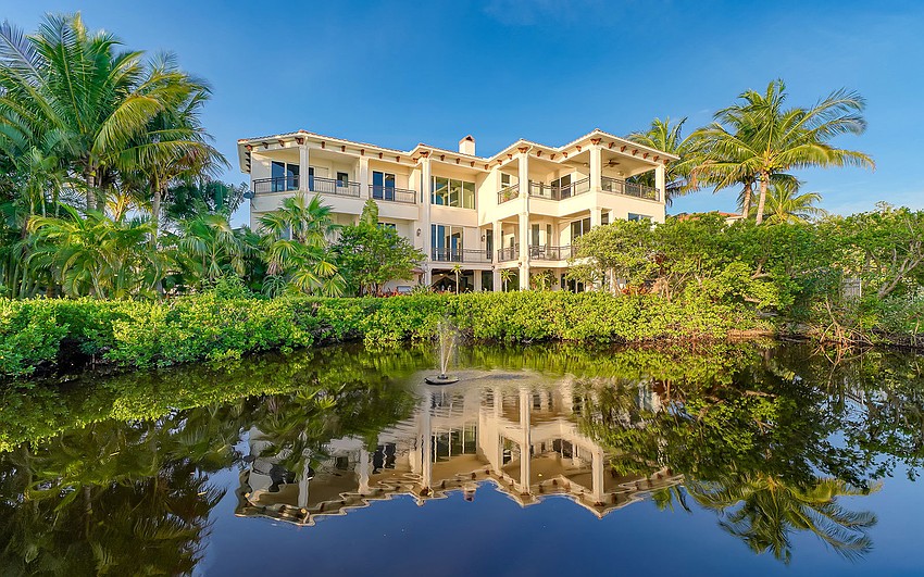 The home is less than a mile away from the mainland and 1.7 miles from Siesta Village.