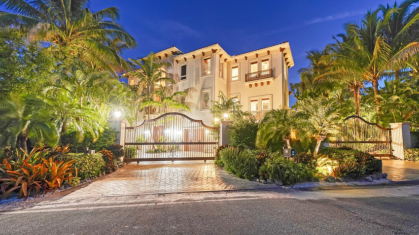 The home is less than a mile away from the mainland and 1.7 miles from Siesta Village.