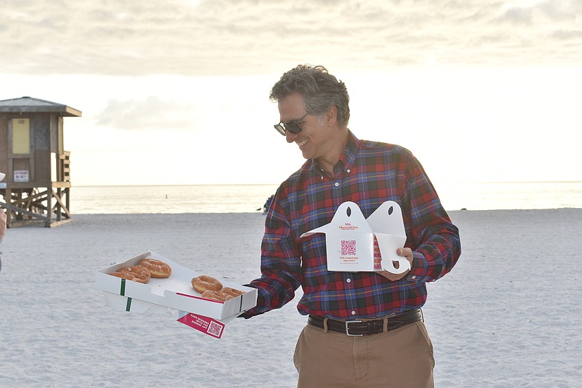 Rabbi Brenner Glickman offered donuts to attendees.