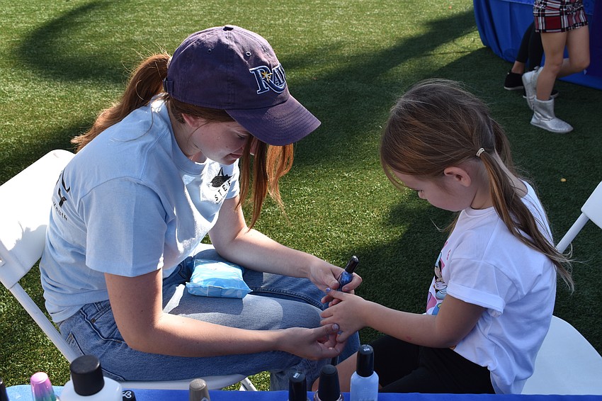 Jasmine Malofey (right) gets a Hanukkah manicure from Alex Greenberg.