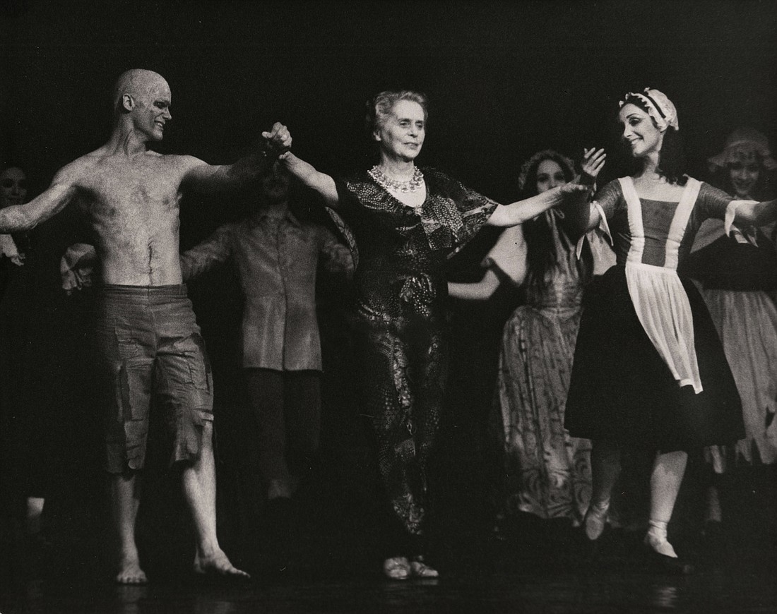 Steven Jeffries, Dame Ninette de Valois and Margaret Barbieri at a curtain call for The Rake&#39;s Progress. (Courtesy Photo: Sarasota Ballet)