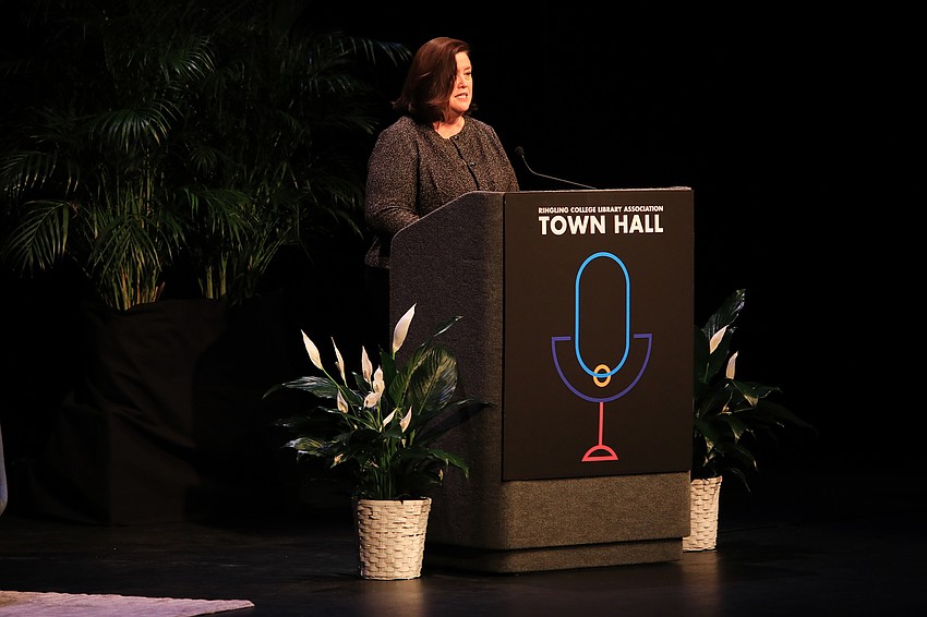 Executive Director Stephanie Grosskreutz opens the lecture.