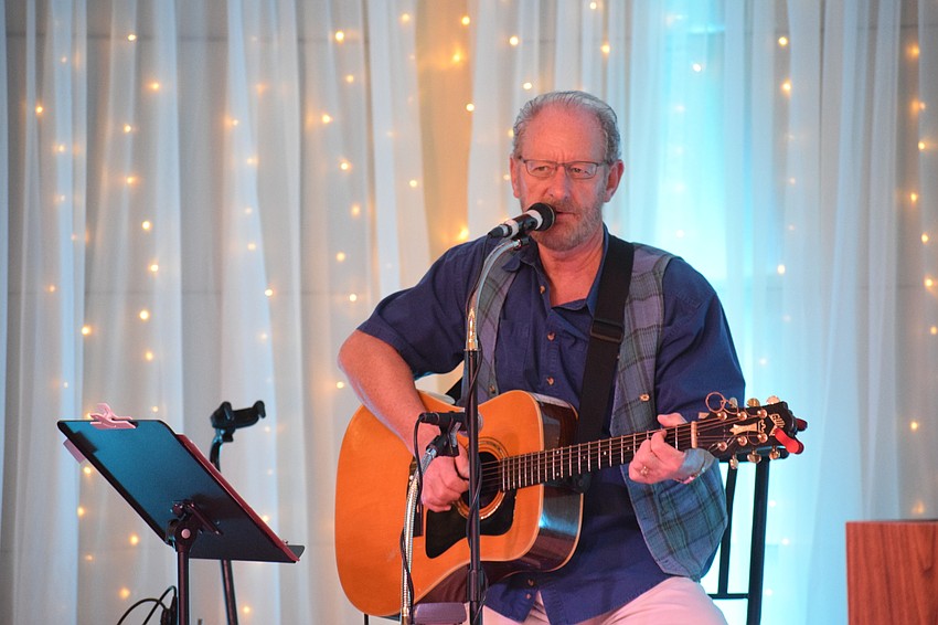 Brendan Nolan entertains dozens of attendees during cocktail hour.