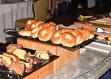 Members grabbed brunch foods after their early tee times.