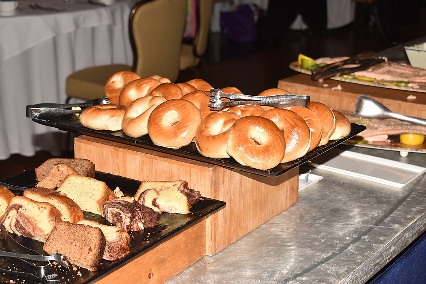 Members grabbed brunch foods after their early tee times.