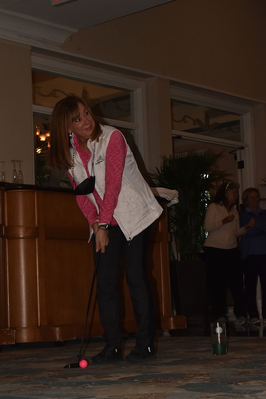 Jan Henry lines up her putt.