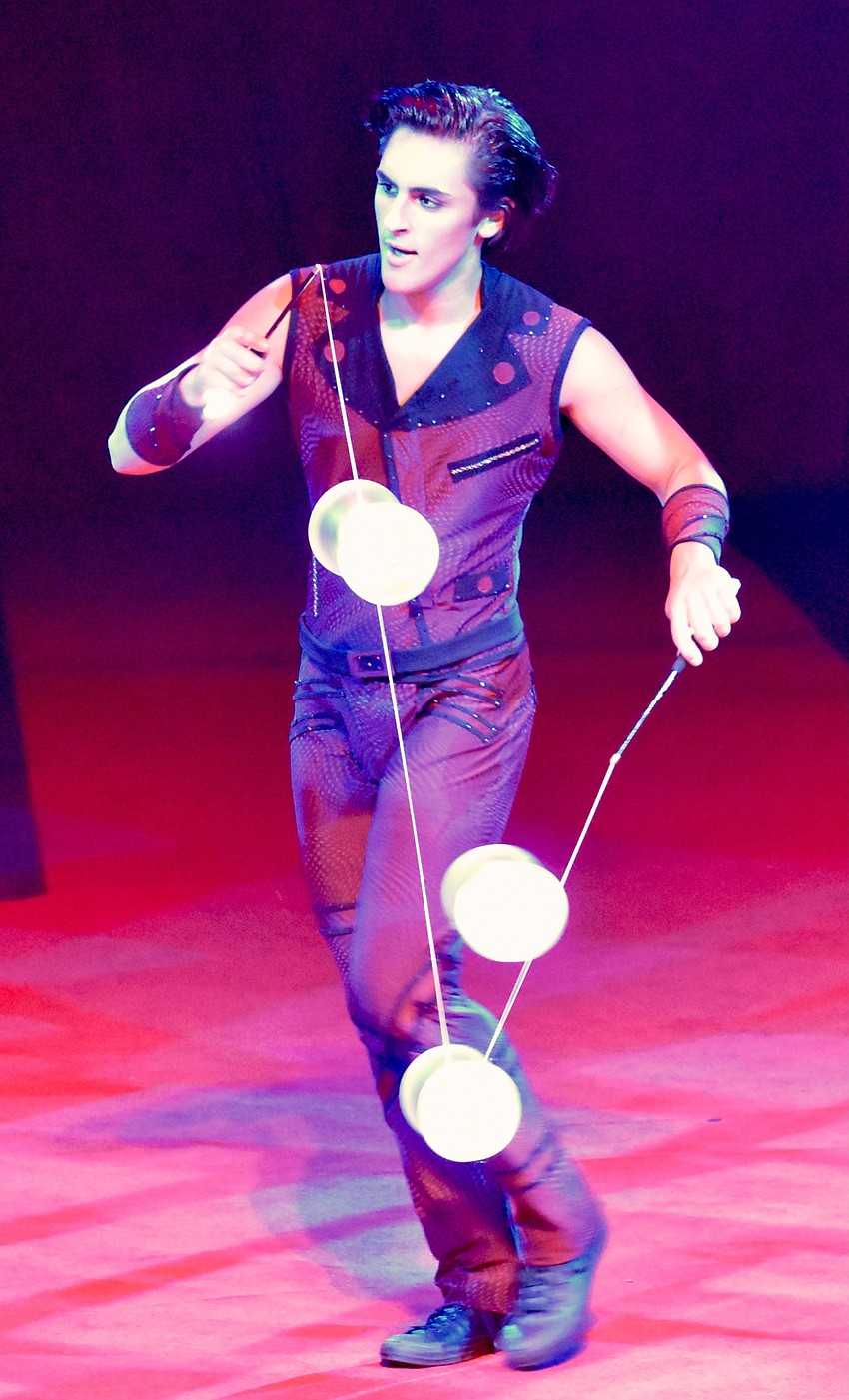 Elan Espana dazzled the crowd with his Diablo juggling.