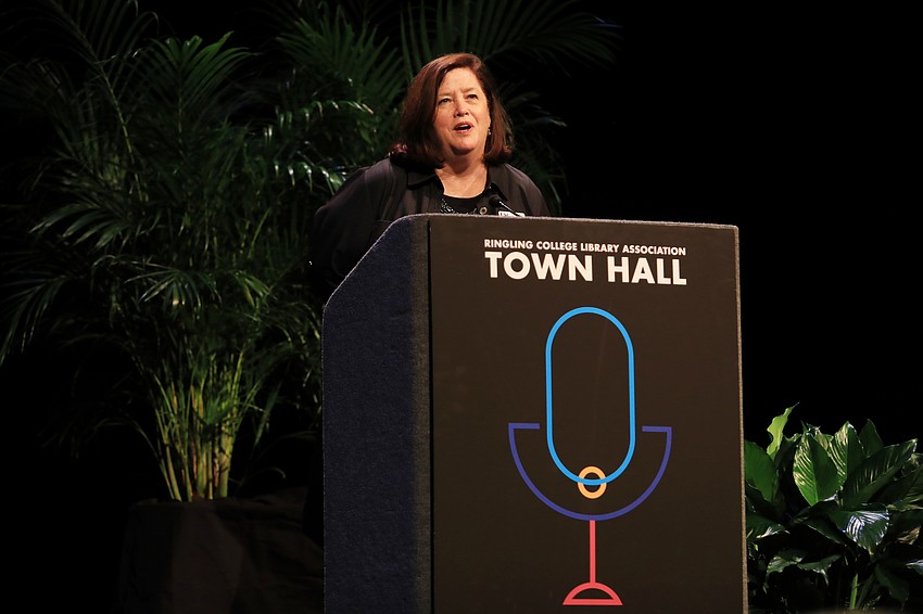 Executive Director Stephanie Grosskreutz welcomes the audience back to their seats.