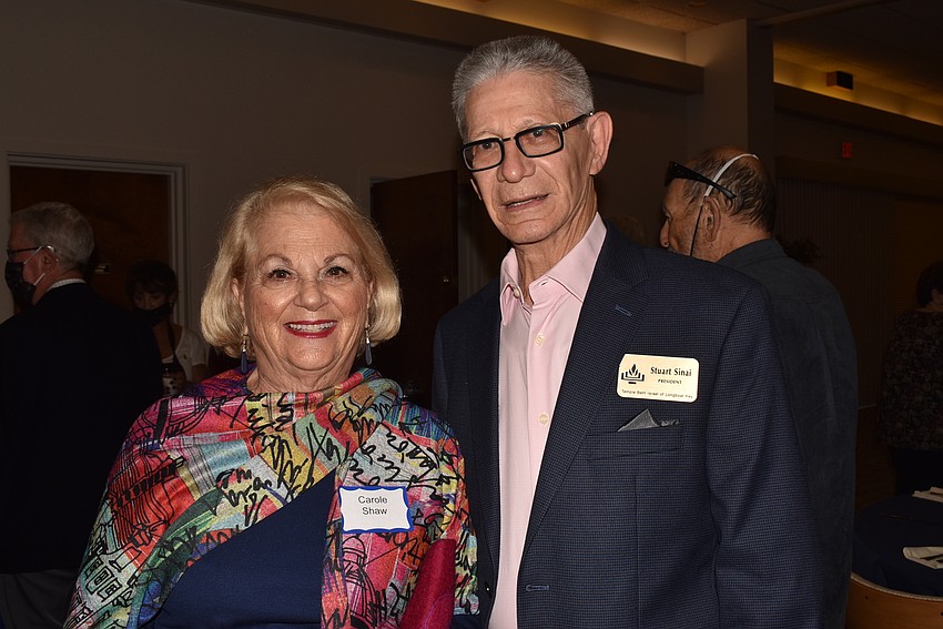 Carole Shaw and temple President Stuart Sinai