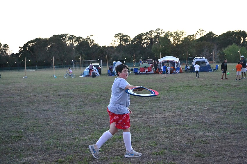 Drake Cohen gears up for a long-range Frisbee toss.